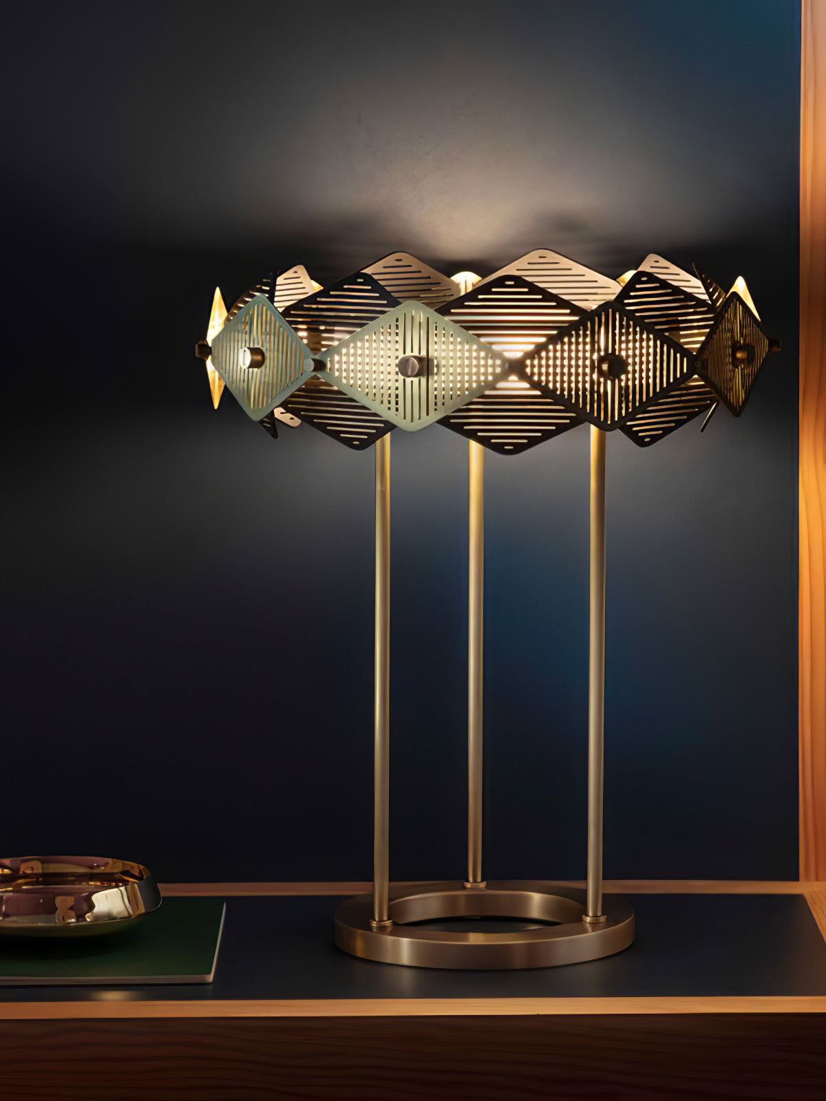 LuxeCrimson - Table Lamp with Timeless Design and Warm Red Elegance