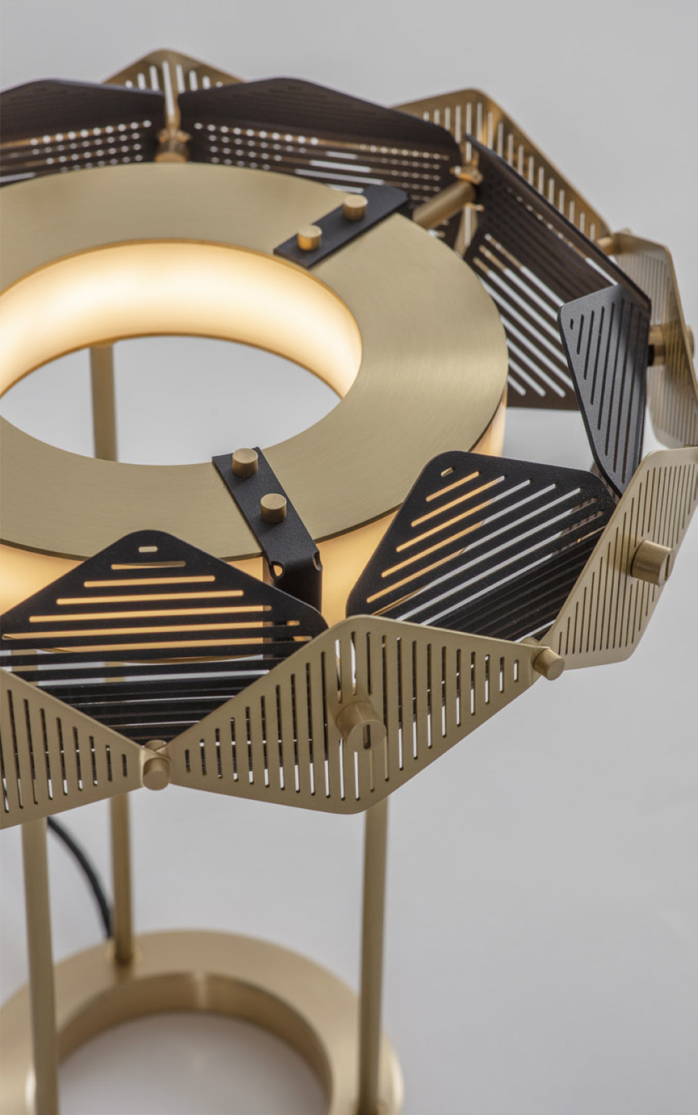 LuxeCrimson - Table Lamp with Timeless Design and Warm Red Elegance