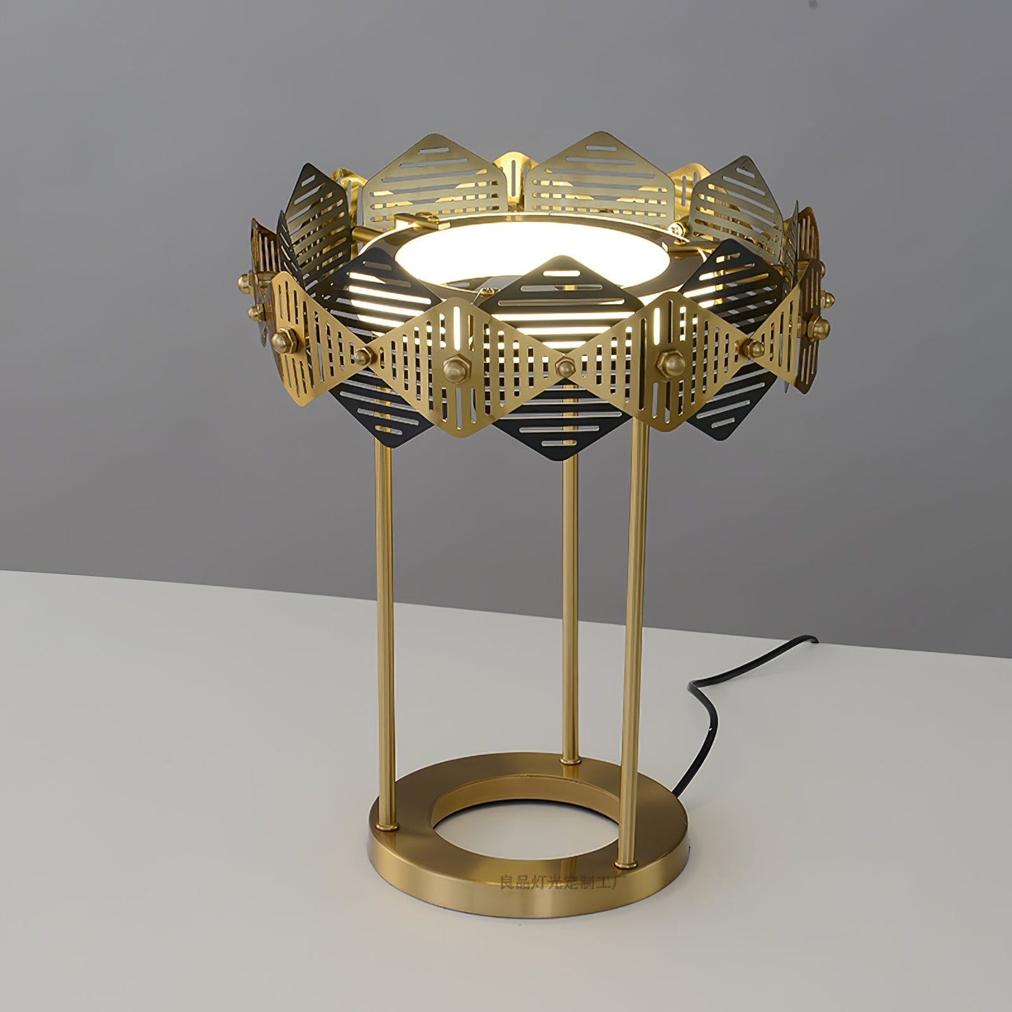 LuxeCrimson - Table Lamp with Timeless Design and Warm Red Elegance