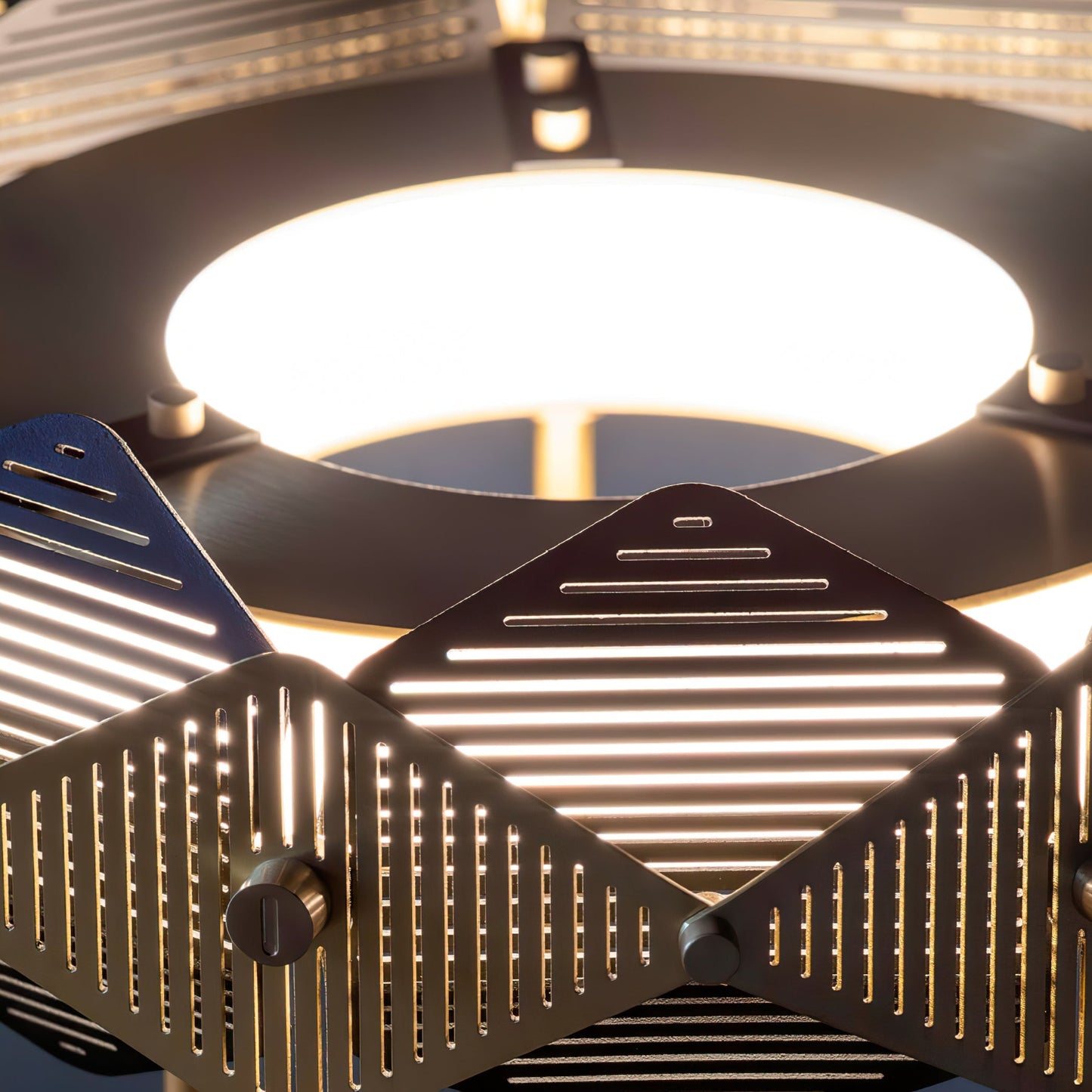 LuxeCrimson - Table Lamp with Timeless Design and Warm Red Elegance