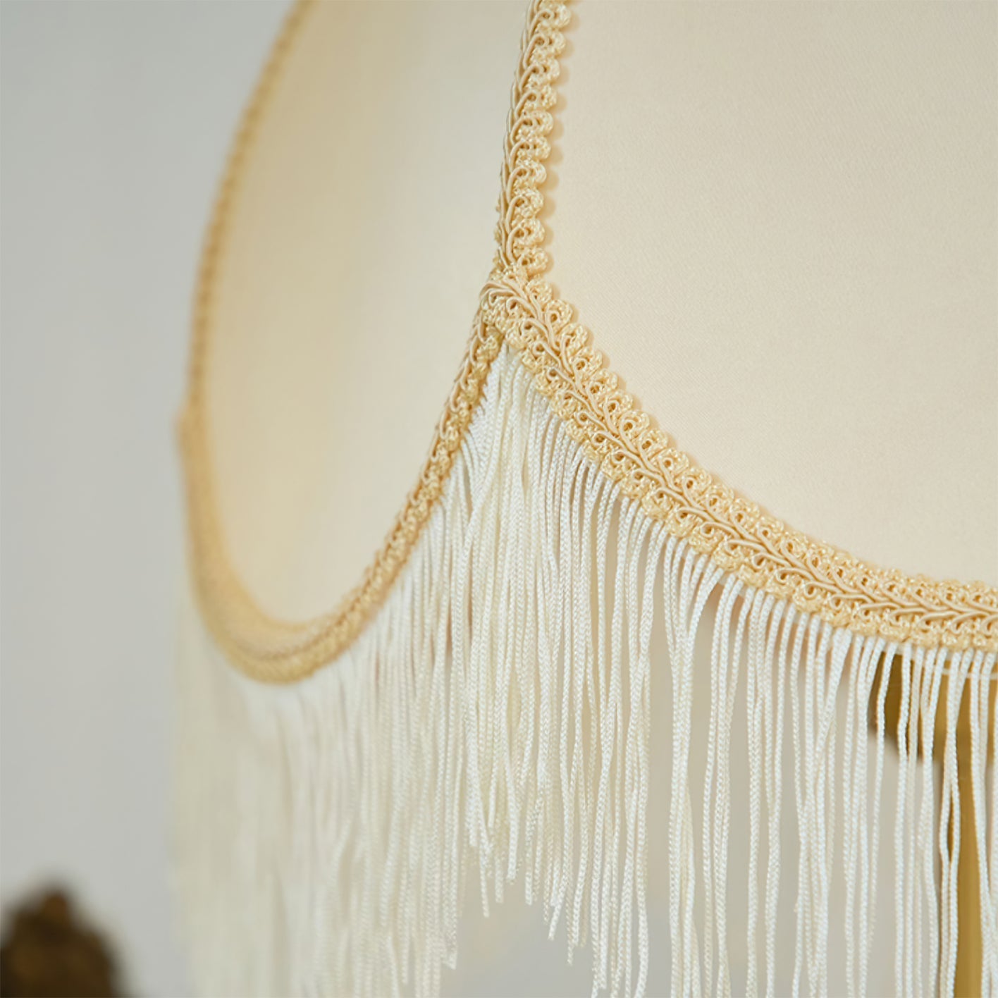 MarbleCharm – Lámpara de Mesa Rústica con Acento de Borlas