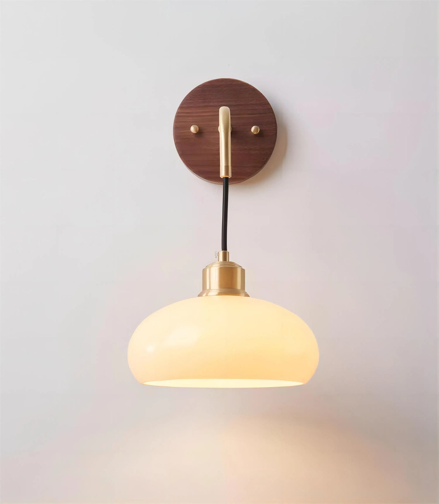 WalnutEdge – Modern Wall Lamp in Walnut and Brass