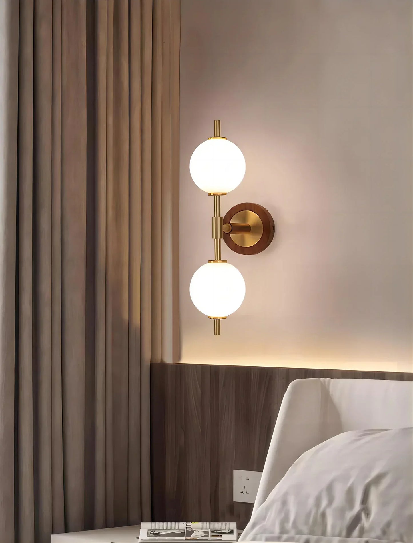 BrassBeam – Refined Brass Wall Lamp with Clean Lines