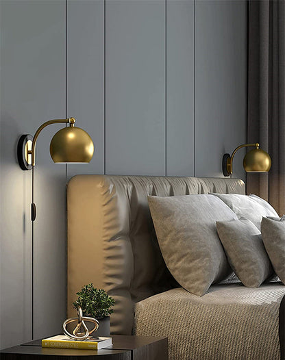 AntiqueAura – Klassisk Vintage Væglampe med Stik til Elegante Rum