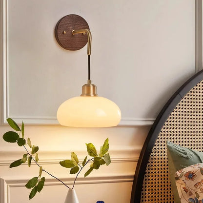 WalnutEdge – Modern Wall Lamp in Walnut and Brass