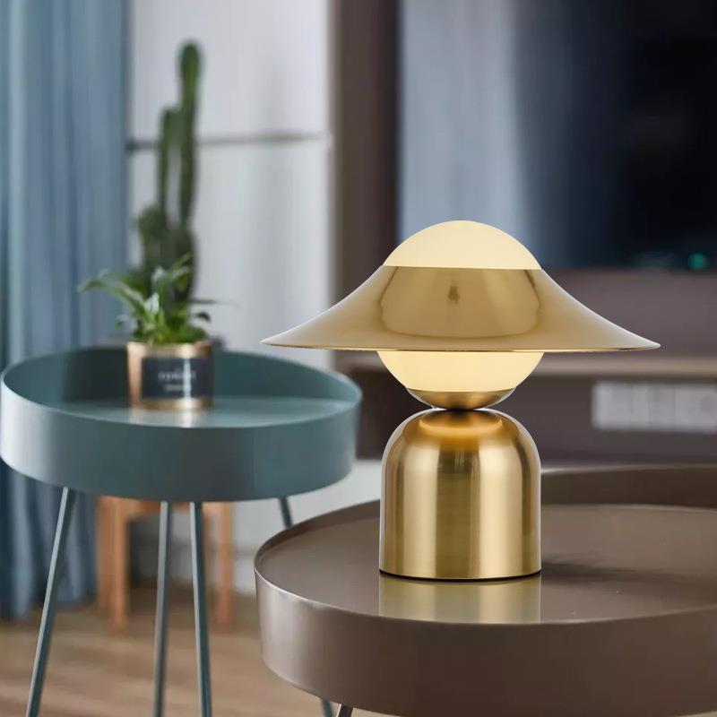 GoldenGlow – Lampe de table de style nordique en or