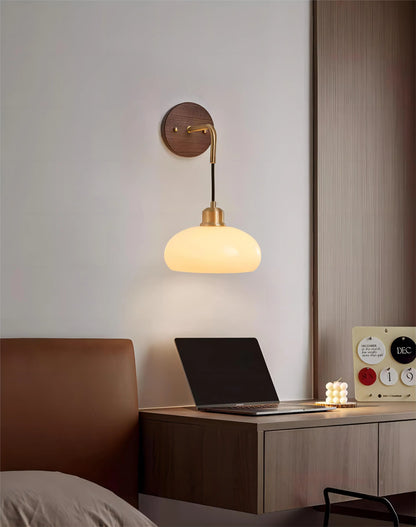 WalnutEdge – Modern Wall Lamp in Walnut and Brass