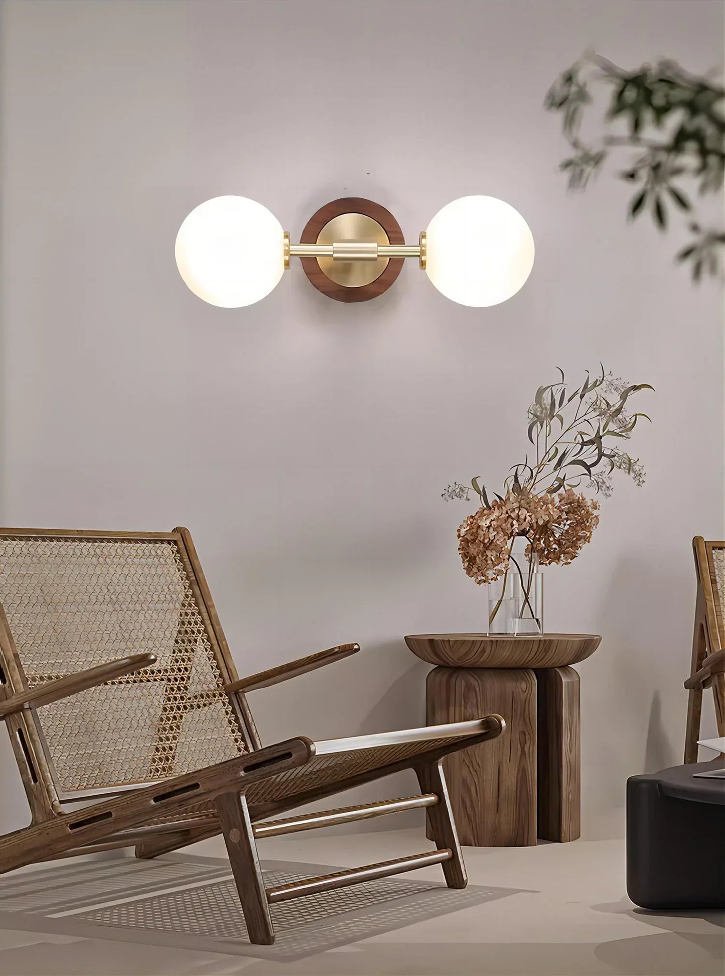 BrassBeam – Refined Brass Wall Lamp with Clean Lines