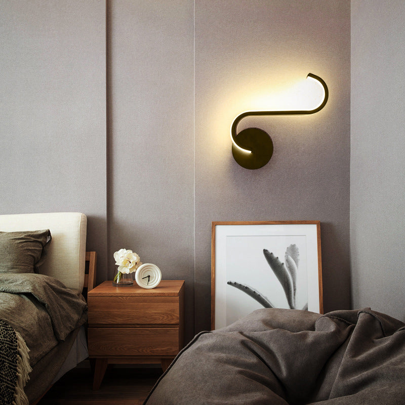 AluGlow – Lampada da parete a LED contemporanea con alluminio curvato