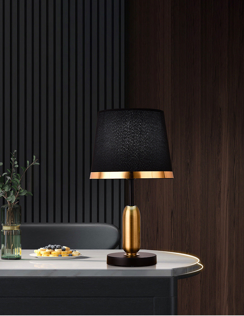 NoirBeam – Lámpara de Mesa Elegante en Oro y Negro para Iluminación Sutil