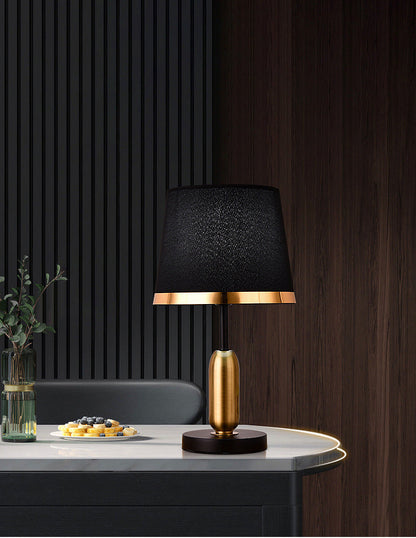 NoirBeam – Lámpara de Mesa Elegante en Oro y Negro para Iluminación Sutil