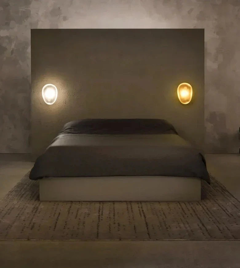 GlamGlow – Wandlampe aus farbigem Glas mit künstlerischem Flair