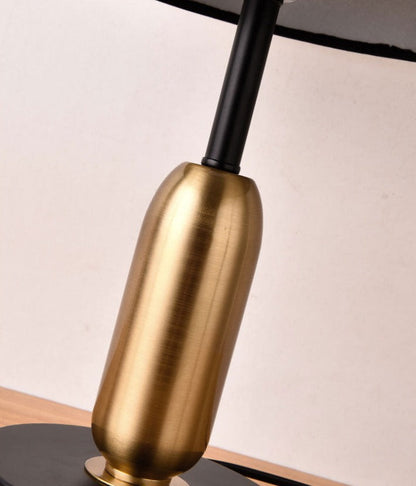 NoirBeam – Lámpara de Mesa Elegante en Oro y Negro para Iluminación Sutil