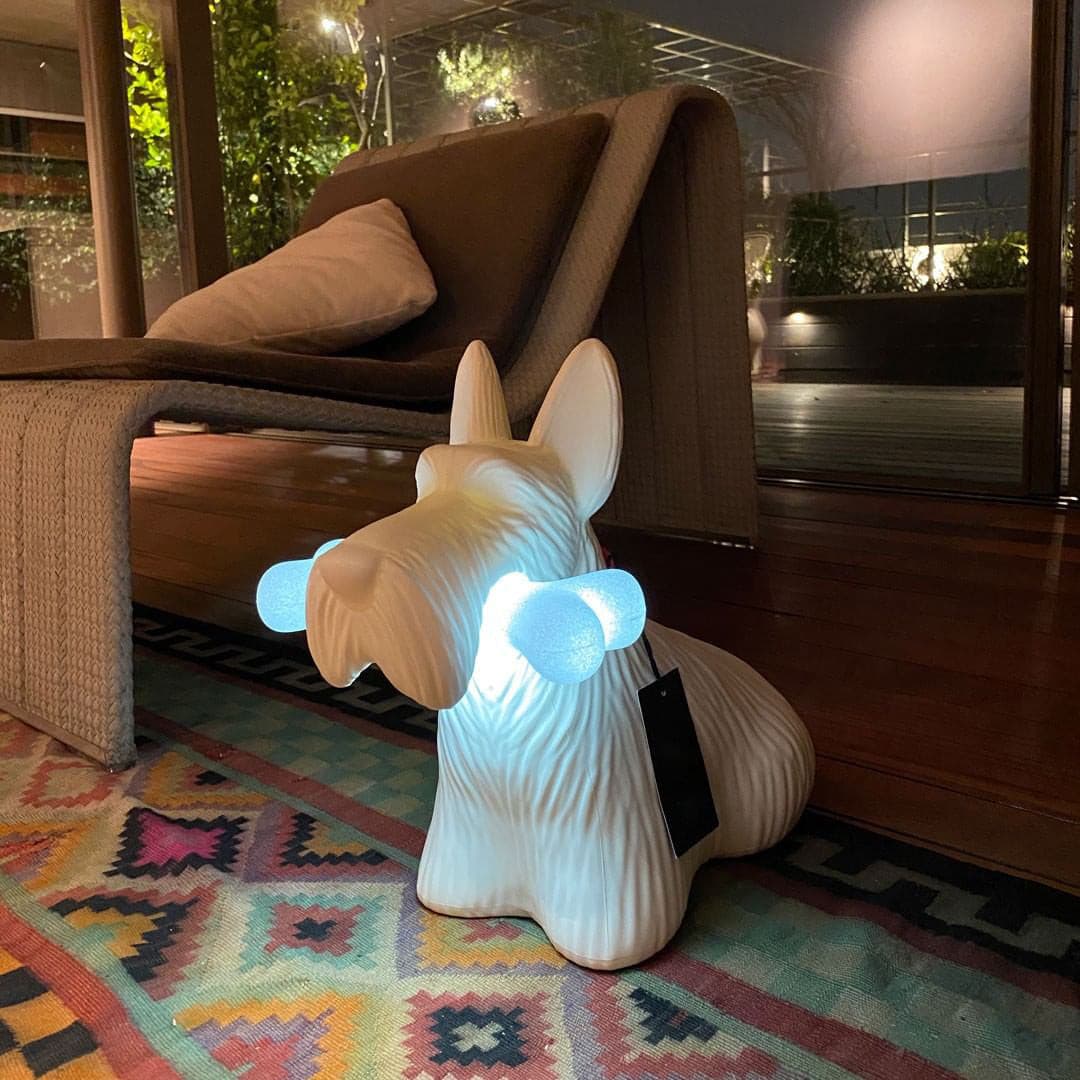PuppyShine – Lámpara de Mesa LED de Perro Scottie Juguetón