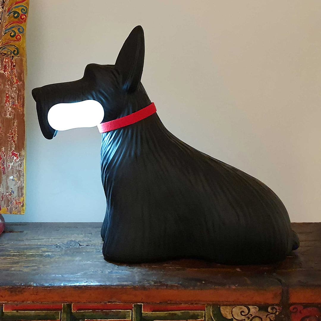 PuppyShine – Lámpara de Mesa LED de Perro Scottie Juguetón