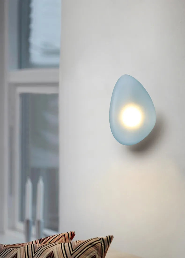 GlamGlow – Wandlampe aus farbigem Glas mit künstlerischem Flair