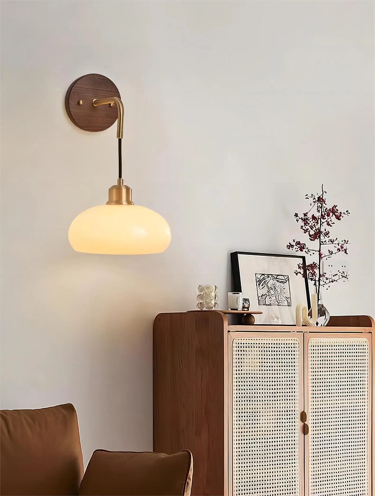WalnutEdge – Modern Wall Lamp in Walnut and Brass