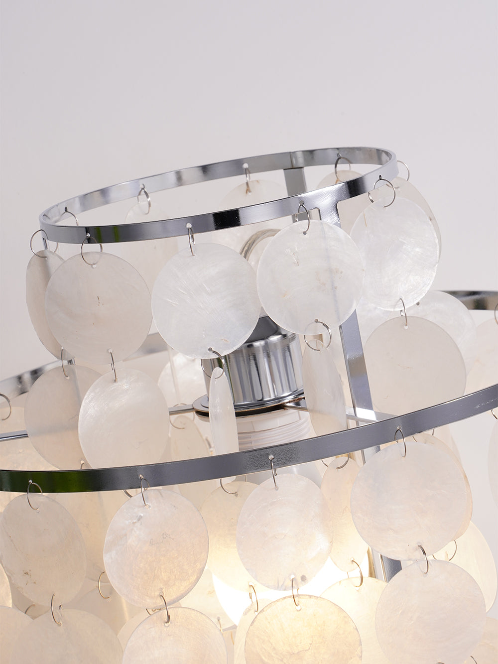 ShellLuxe - Table Lamp with Graceful Seashell Form and Comfortable Glow