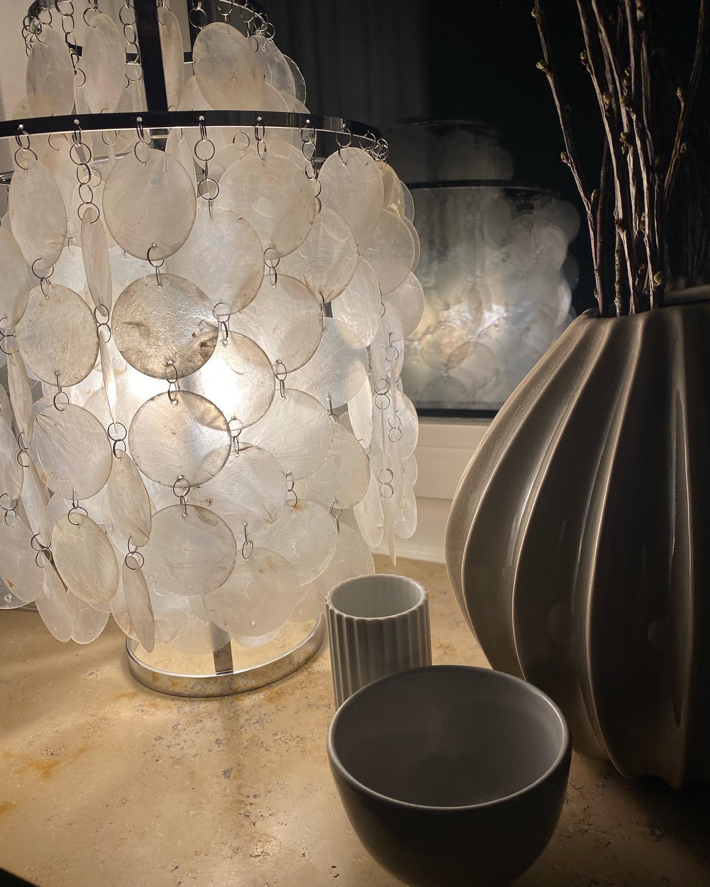 ShellLuxe - Table Lamp with Graceful Seashell Form and Comfortable Glow