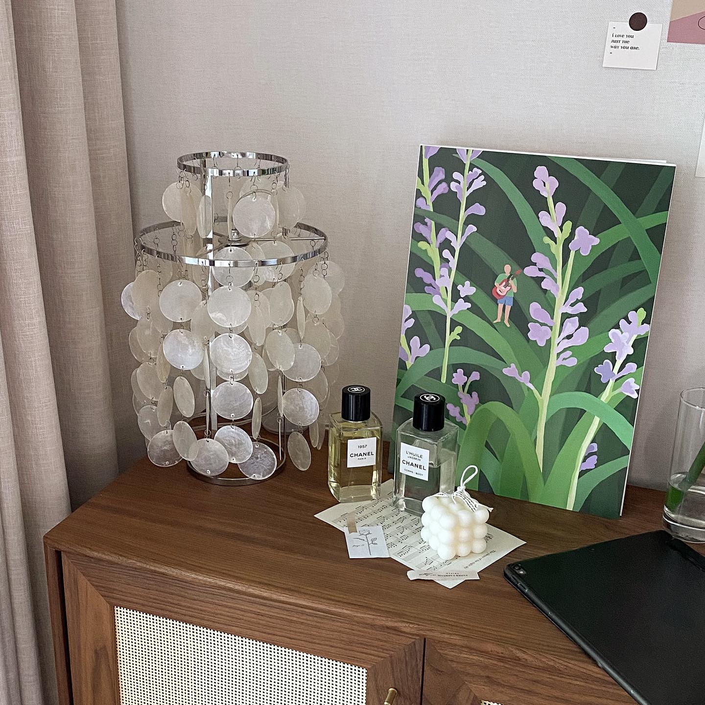 ShellLuxe - Table Lamp with Graceful Seashell Form and Comfortable Glow