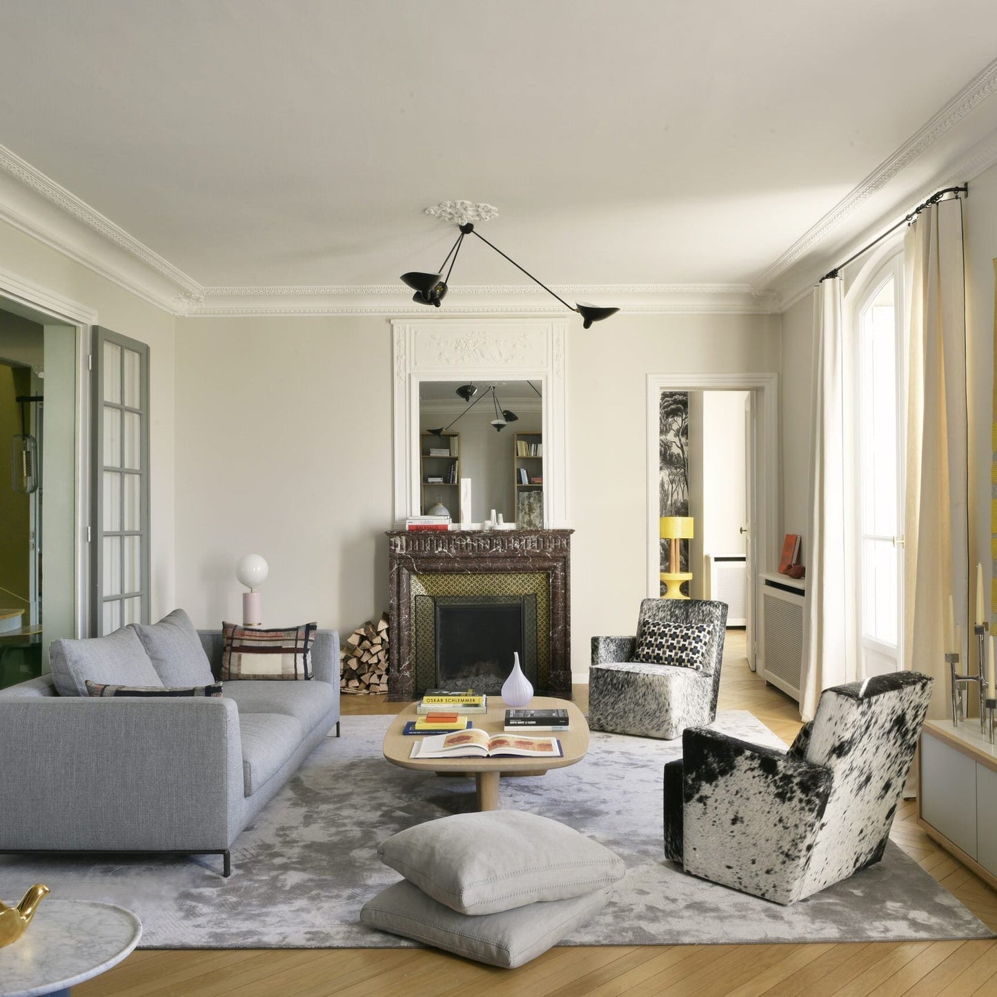 LuxeAura - Loftlampe med serge-inspireret design og raffineret lys