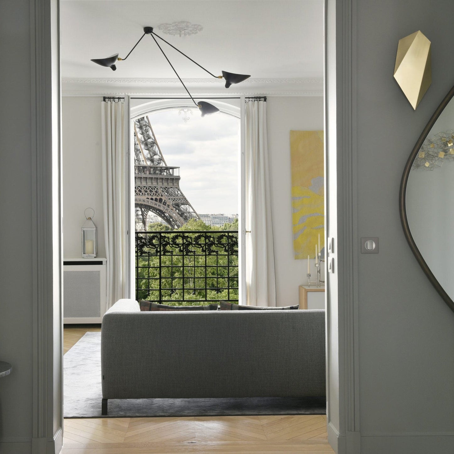 LuxeAura - Loftlampe med serge-inspireret design og raffineret lys