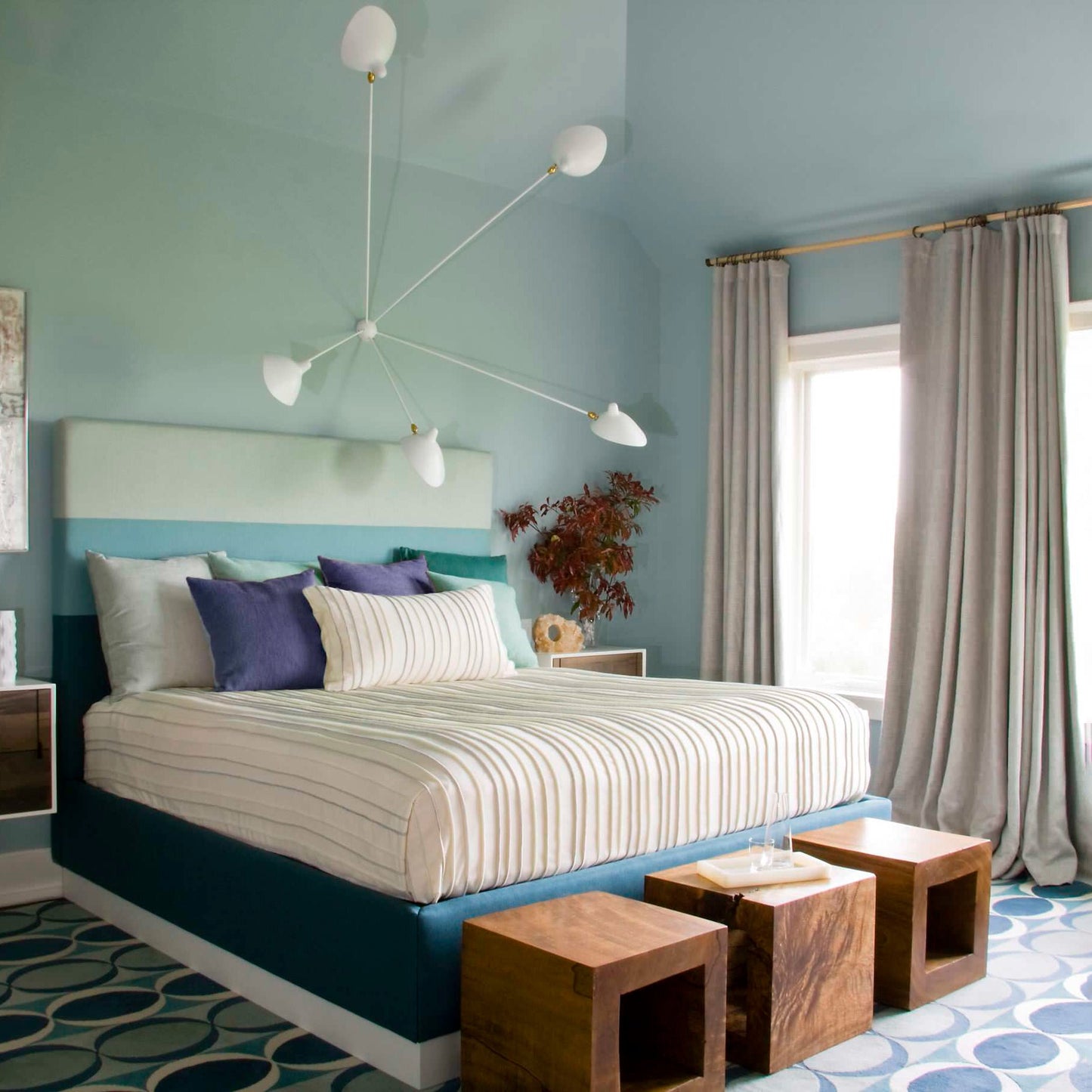 LuxeAura - Loftlampe med serge-inspireret design og raffineret lys