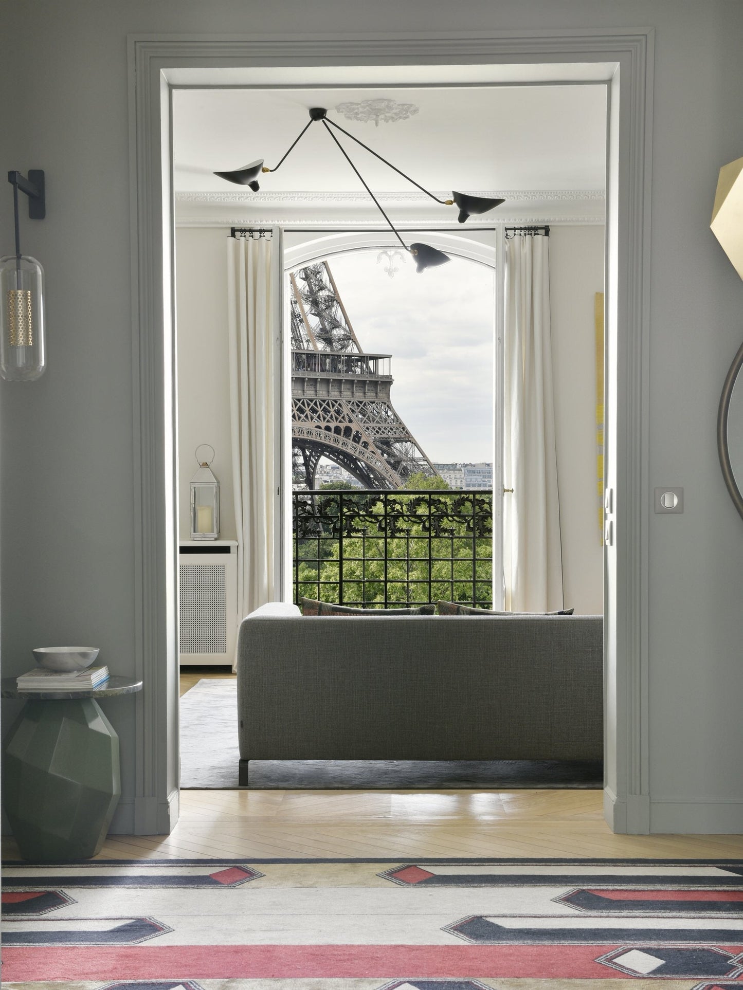 LuxeAura - Loftlampe med serge-inspireret design og raffineret lys