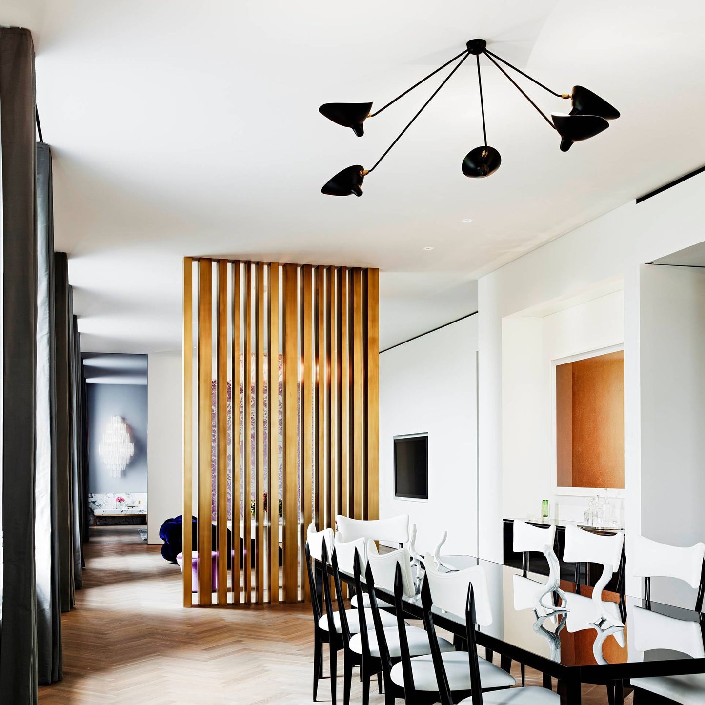 LuxeAura - Loftlampe med serge-inspireret design og raffineret lys