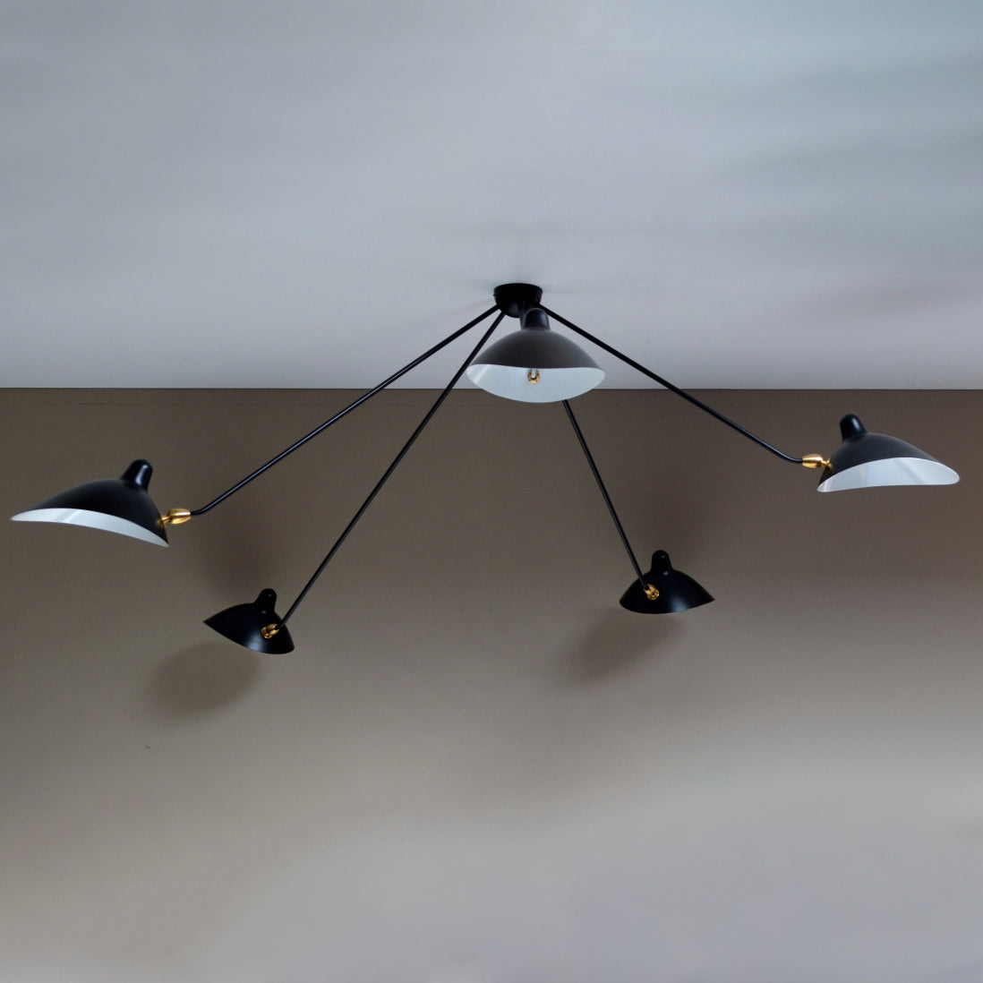 LuxeAura - Loftlampe med serge-inspireret design og raffineret lys