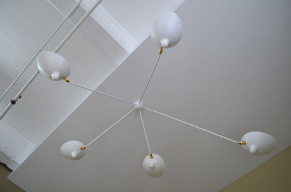 LuxeAura - Loftlampe med serge-inspireret design og raffineret lys