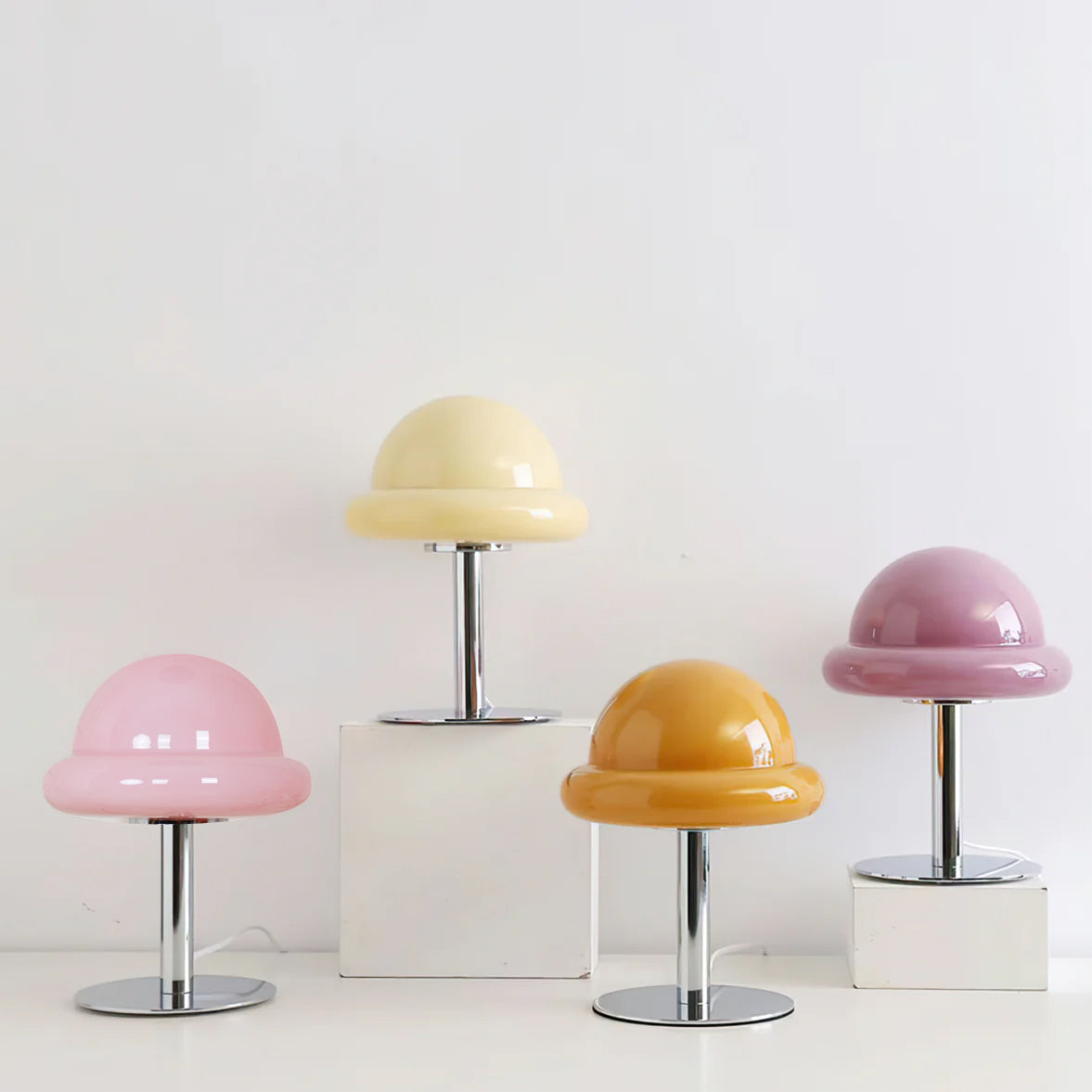 NebulaGlow - Bordlampe med metallisk berøring og kosmisk tema