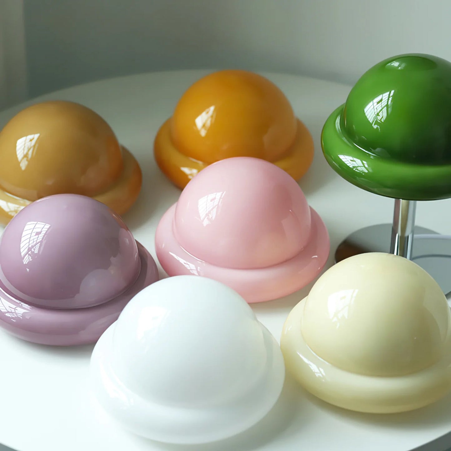 NebulaGlow - Bordlampe med metallisk berøring og kosmisk tema