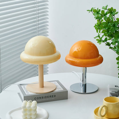 NebulaGlow - Bordlampe med metallisk berøring og kosmisk tema