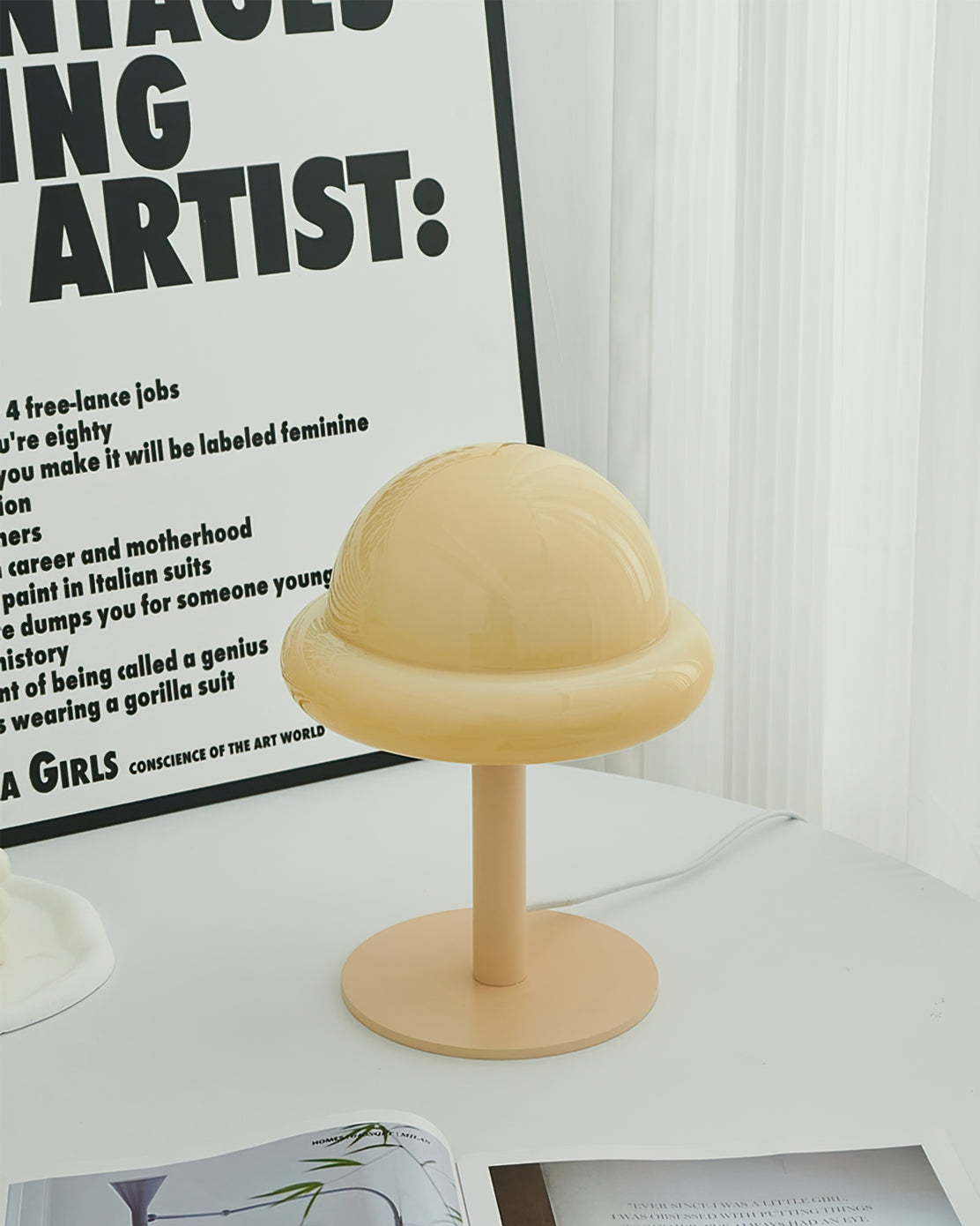 NebulaGlow - Bordlampe med metallisk berøring og kosmisk tema