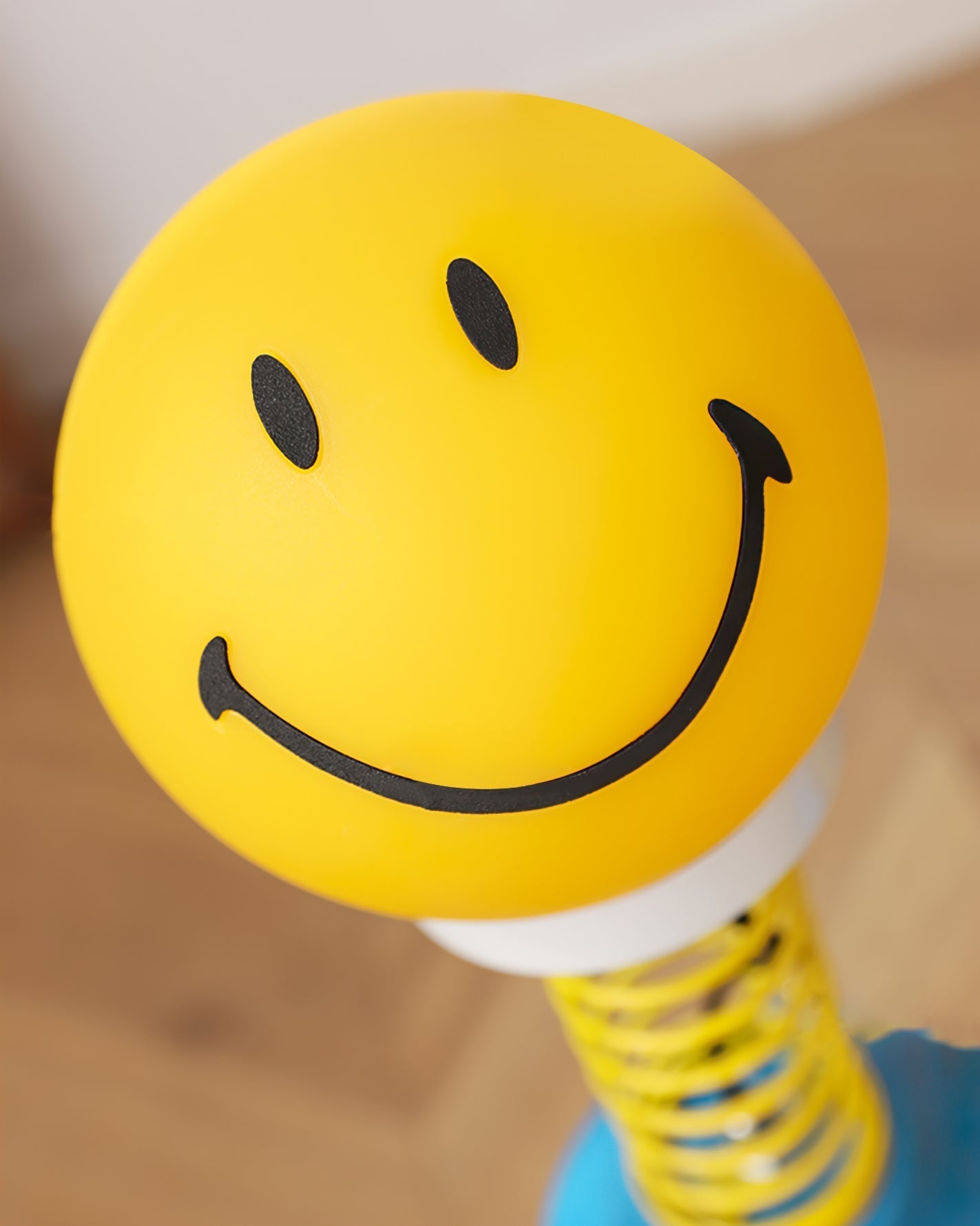 SpiralLume - Lámpara de Mesa Elegante con Diseño Enroscado y Brillo Cálido