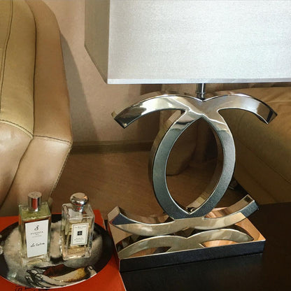 LuxeGlow – Lampada da Tavolo Moderna in Acciaio Inossidabile