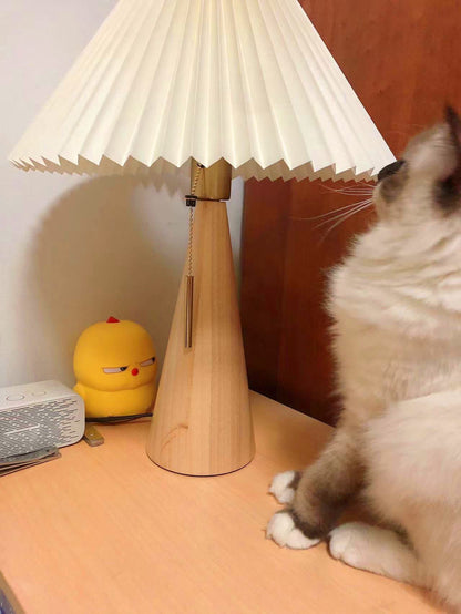 AntiqueRadiance – Elegante Lampada da Tavolo in Legno e Metallo