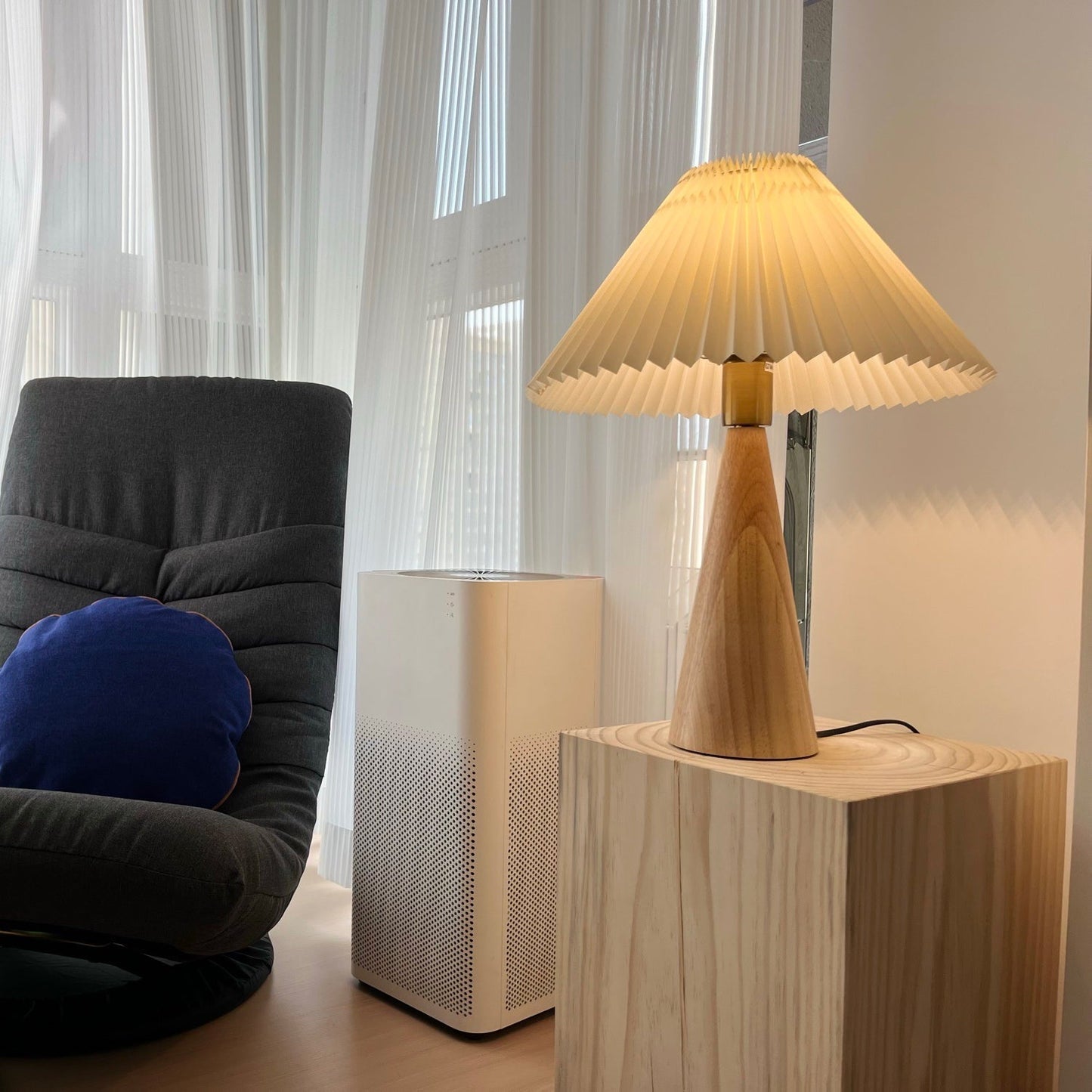 AntiqueRadiance – Elegante Lampada da Tavolo in Legno e Metallo