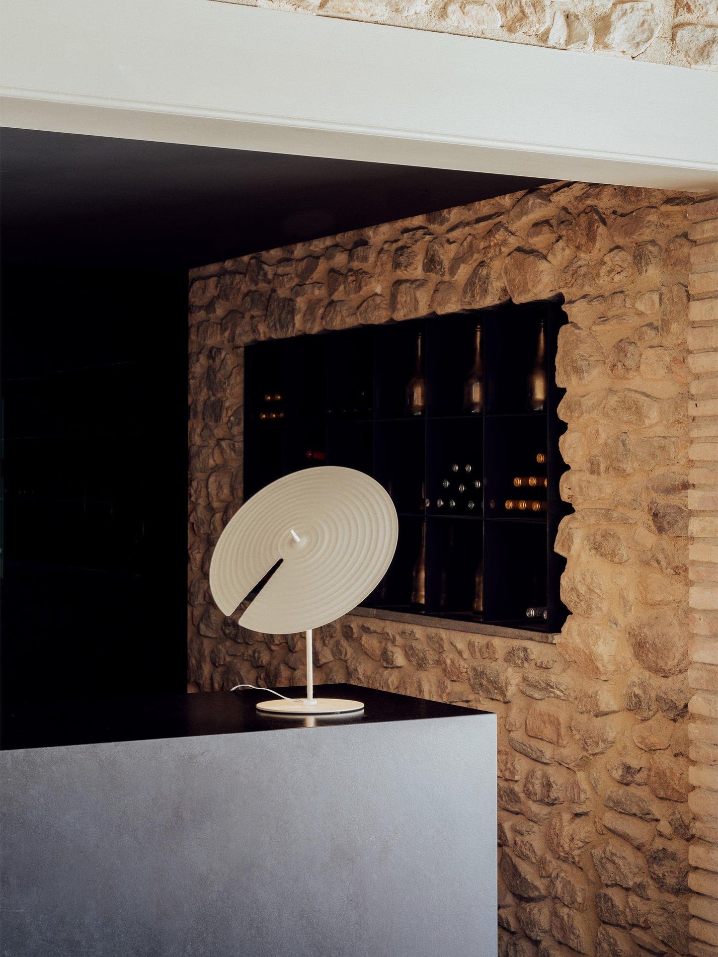 LuxeHarmony - Lampada da Tavolo con Eleganza Sottile e Diffusione di Luce Calda