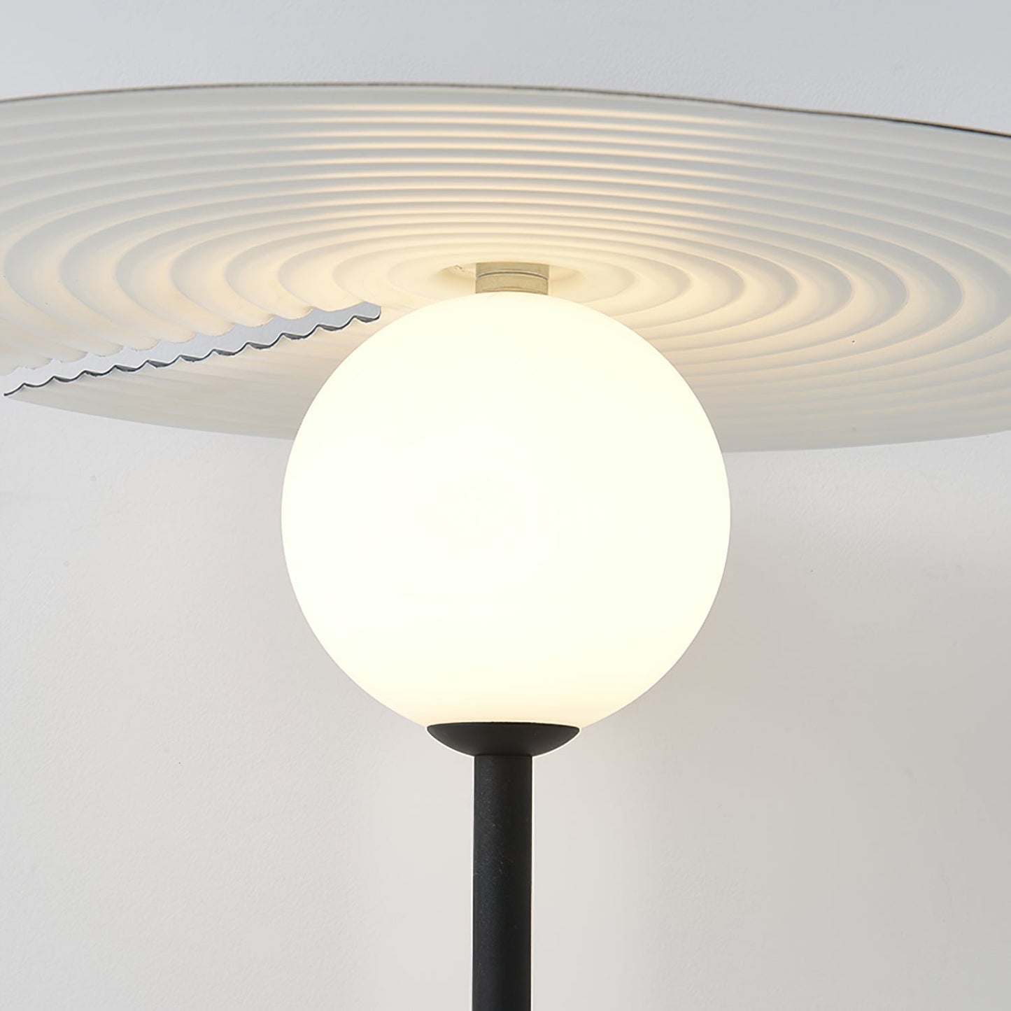 LuxeHarmony - Lampada da Tavolo con Eleganza Sottile e Diffusione di Luce Calda