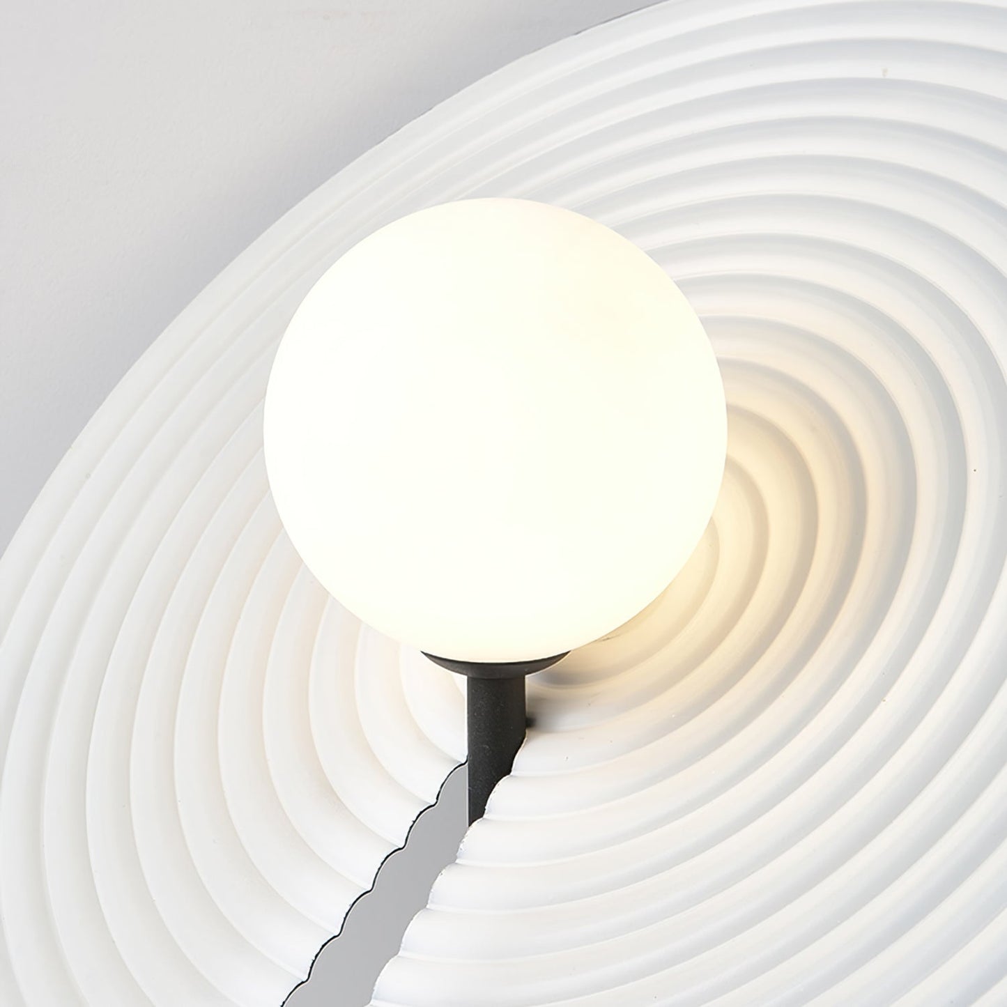 LuxeHarmony - Lampada da Tavolo con Eleganza Sottile e Diffusione di Luce Calda