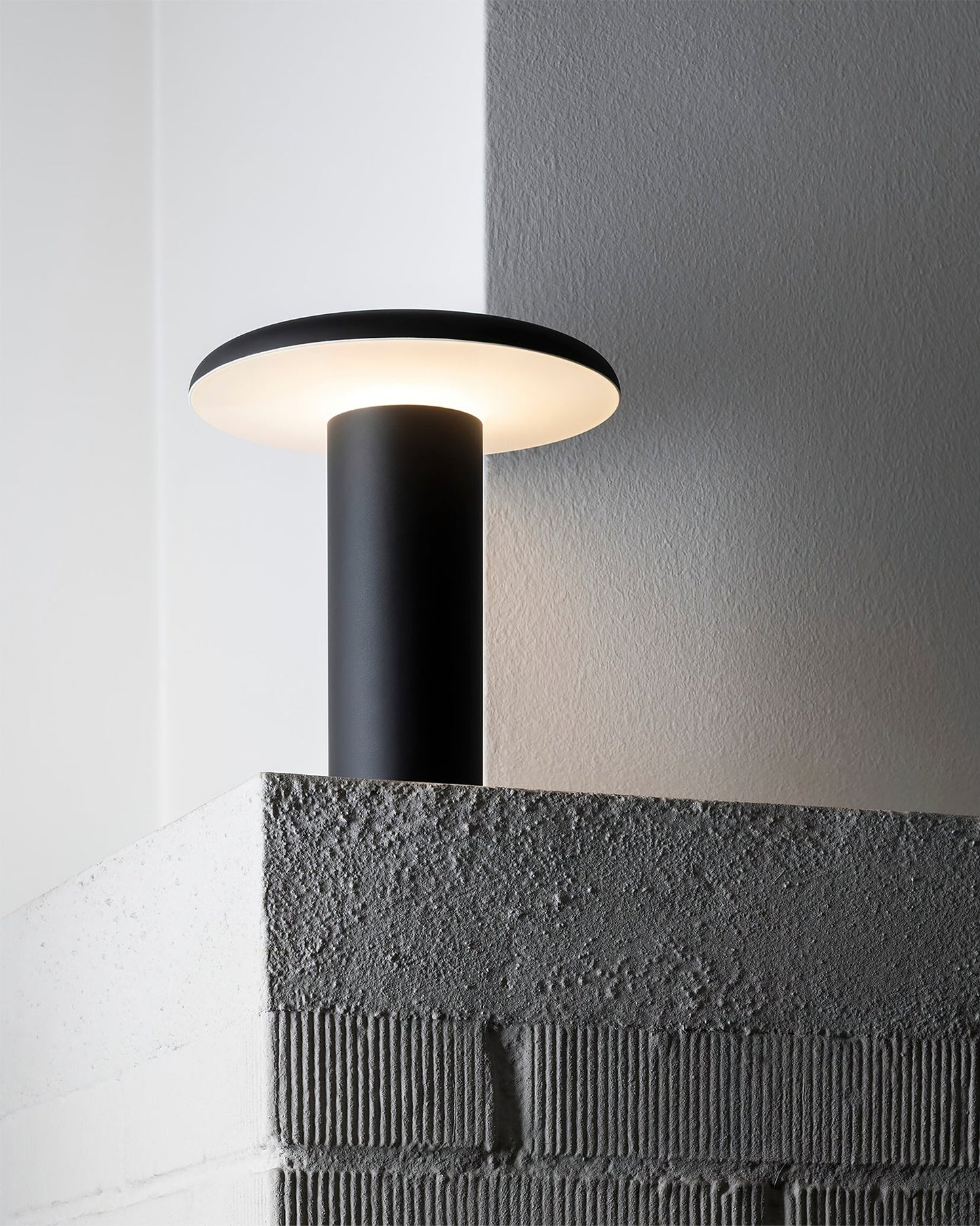 GlowStream – Lámpara de Mesa LED Elegante con Carga USB