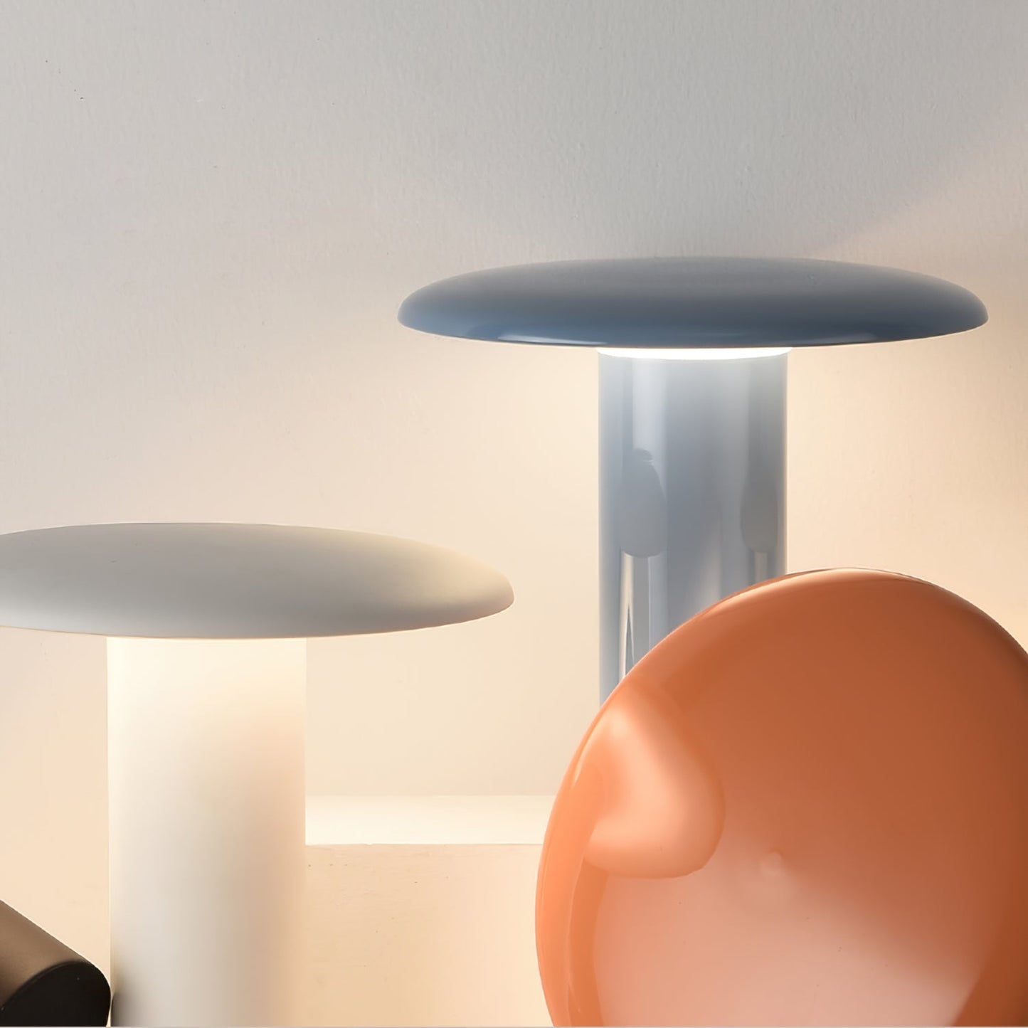 GlowStream – Lámpara de Mesa LED Elegante con Carga USB