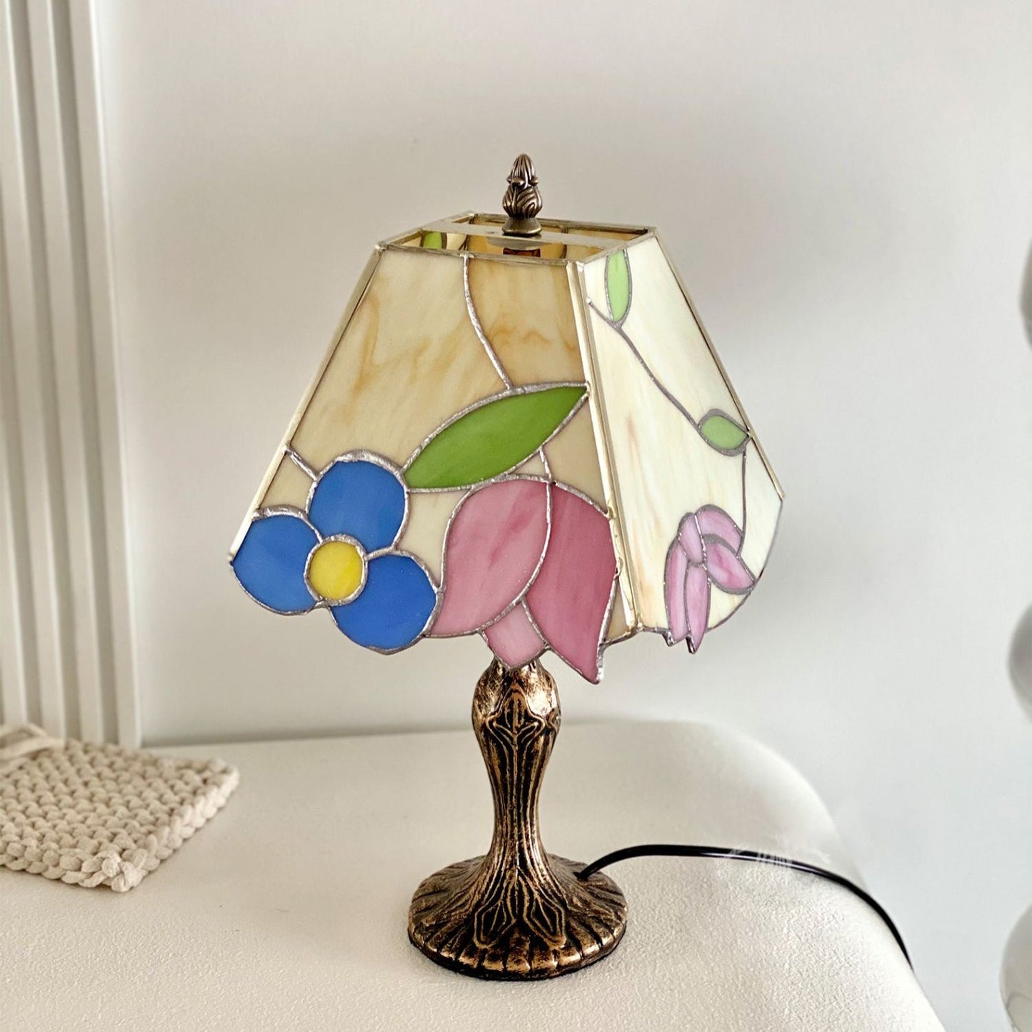 GlassCraft – Vintage Tiffany-Style Table Lamp