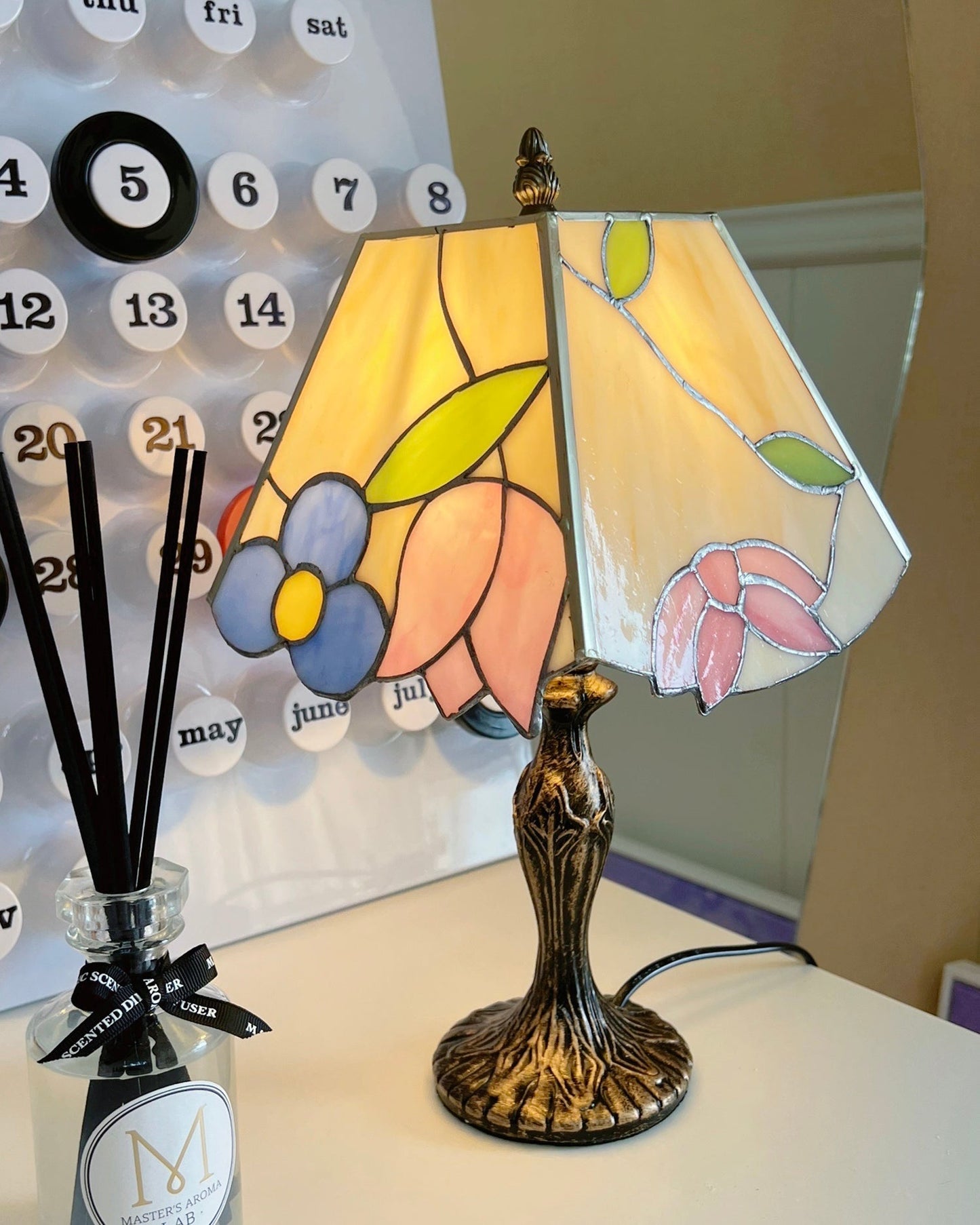 GlassCraft – Vintage Tiffany-Style Table Lamp
