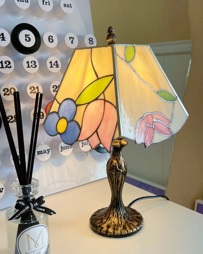 GlassCraft – Vintage Tiffany-Style Table Lamp