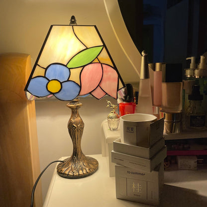 GlassCraft – Vintage Tiffany-Style Table Lamp