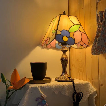 GlassCraft – Vintage Tiffany-Style Table Lamp