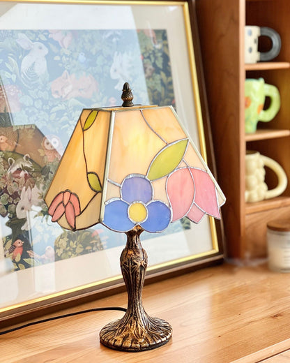 GlassCraft – Vintage Tiffany-Style Table Lamp